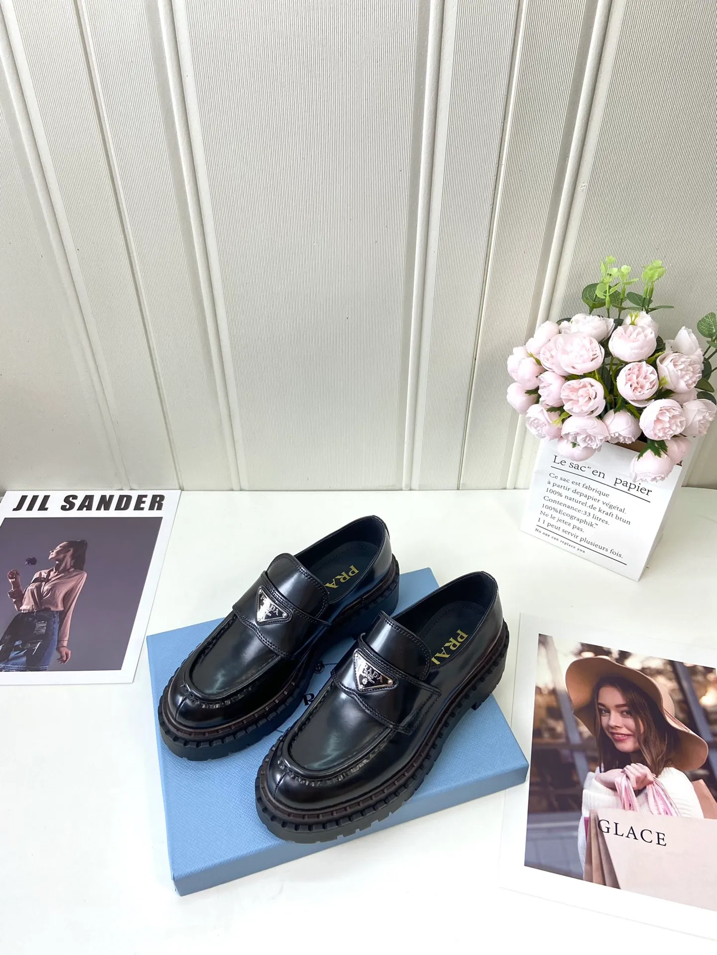 👟👟Ex-factory price 520👟👟 🔥🔥✨Prada* 2024WA new autumn and winter thick-soled loafers👟 These leather loafers use thick soles, craftsmanship details and contemporary elements add vitality, interpreting classics in a new fashion language. Enamel-coated triangular metal logo with a height of 55 mm makes its debut 🌟 Recommended by major bloggers on Xiaohongshu, developed 1-1 to highlight classic charm. Cowhide lining TPU outsole ➕ genuine leather edge bar Code number: 35 to 41 (40-41 customized, non-refundable)